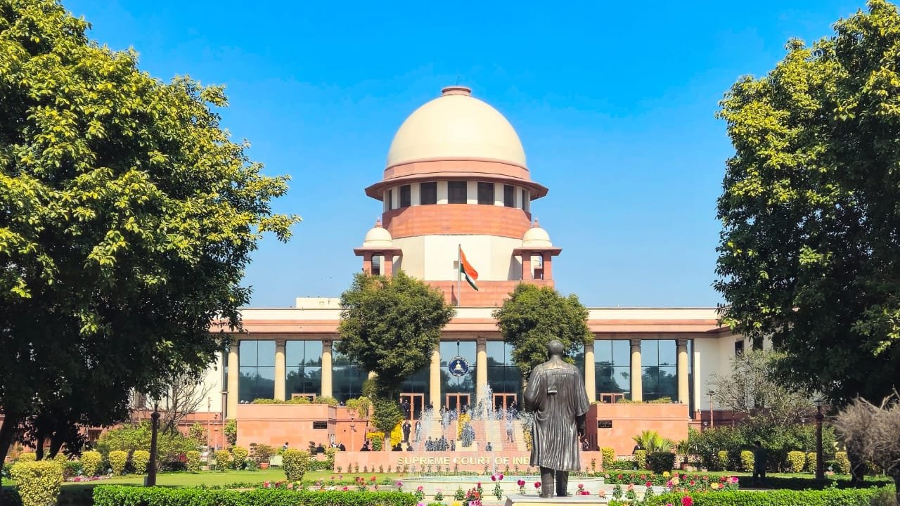 केंद्र ने Supreme Court से कहा- अरुणाचल सीएम के ख़िलाफ़ भ्रष्टाचार के आरोपों की जांच नहीं कर सकते