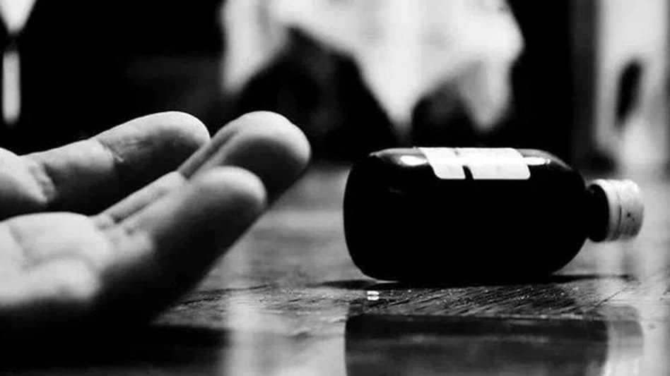 Dhamtari: रंगोली बनाने से रोका तो 14 वर्षीय लड़की ने जहर खाकर की खुदकुशी की कोशिश, रायपुर रेफर