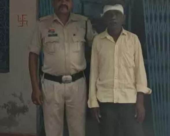 पुरानी रंजिश में किसान पर धारदार हथियार से हमला: आरोपी गिरफ्तार, सिर और उंगली में गंभीर चोट