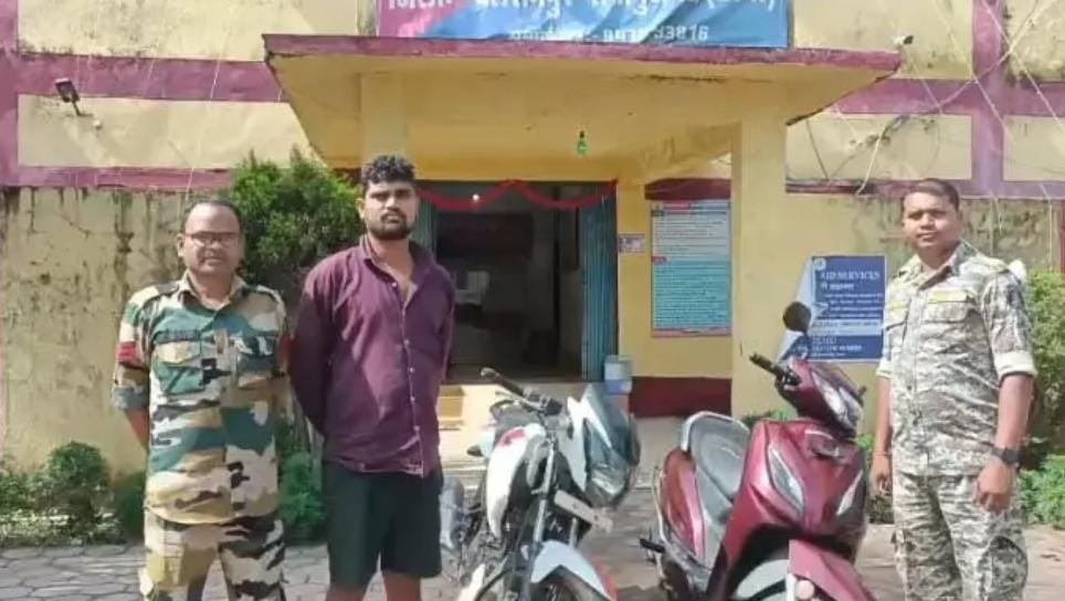चोरी की बाइक और स्कूटी बेचने की फिराक में आरोपी गिरफ्तार