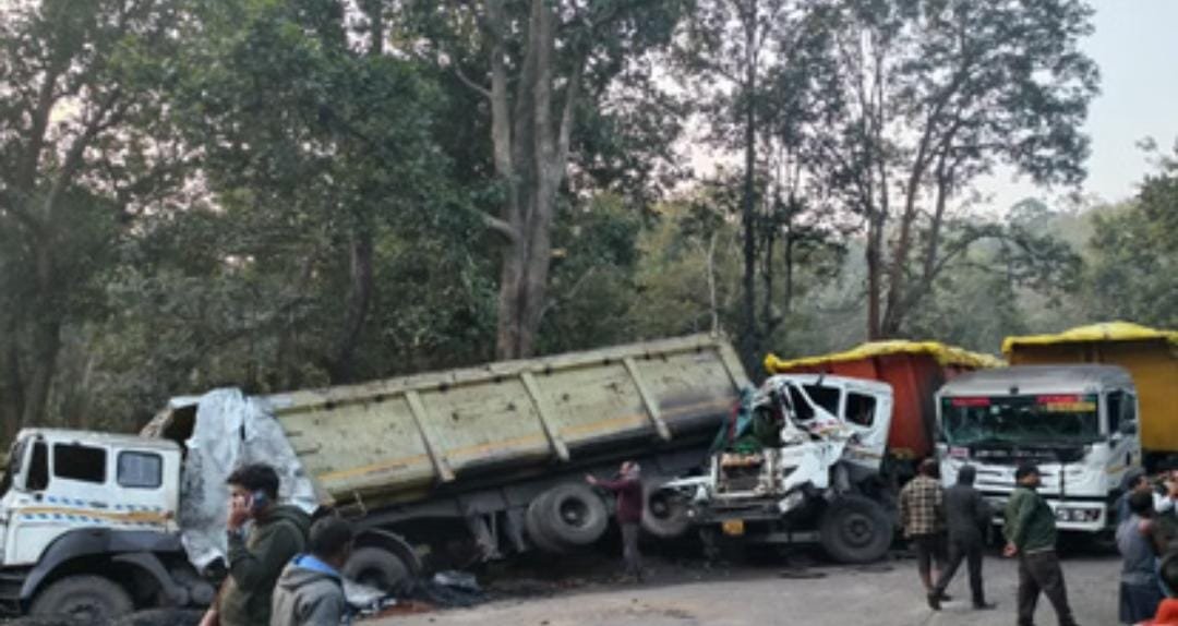Chhattisgarh : Korba में दो ट्रकों की आमने-सामने भिड़ंत, एक चालक की मौके पर मौत, दूसरा गंभीर घायल