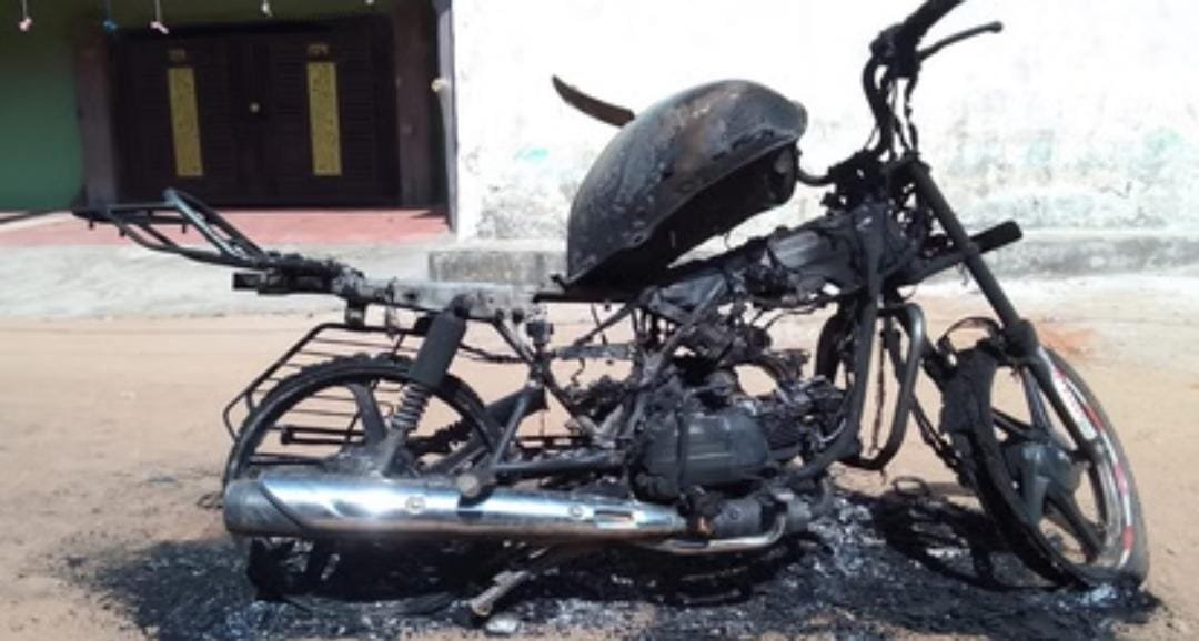 Korba: शराब के लिए नहीं दिए पैसे तो युवक को पीटा, फिर बीच सड़क बाइक में लगाई आग