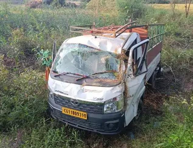 मालवाहक वाहन अनियंत्रित होकर सड़क किनारे पलट गया, जिससे उसमें सवार सात युवक घायल हो गए