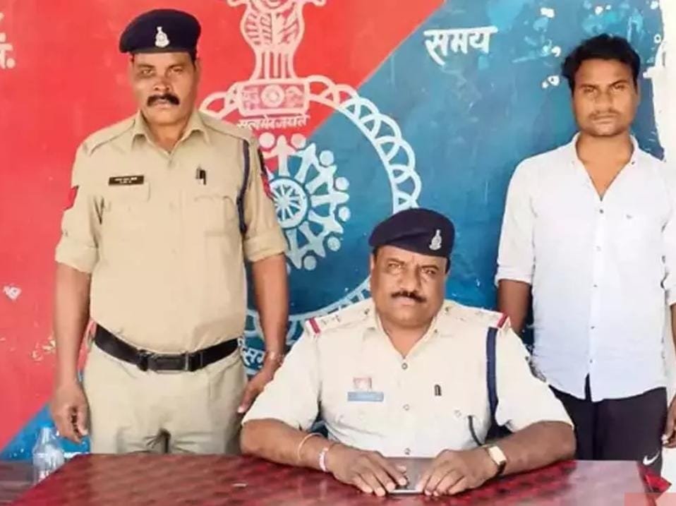 फरार आरोपी गिरफ्तार: टिकैतपेंड्री गांव में मारपीट-तोड़फोड़ के मामले में कार्रवाई