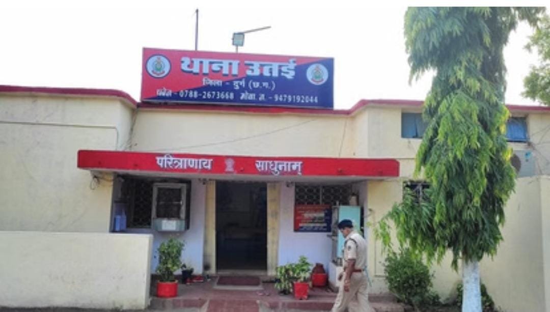 Durg : फर्जी पुलिसकर्मी बनकर घर में घुसे शातिर, कही ऐसी बात कि डर गए लोग; लाखों की चोरी कर हुए फरार