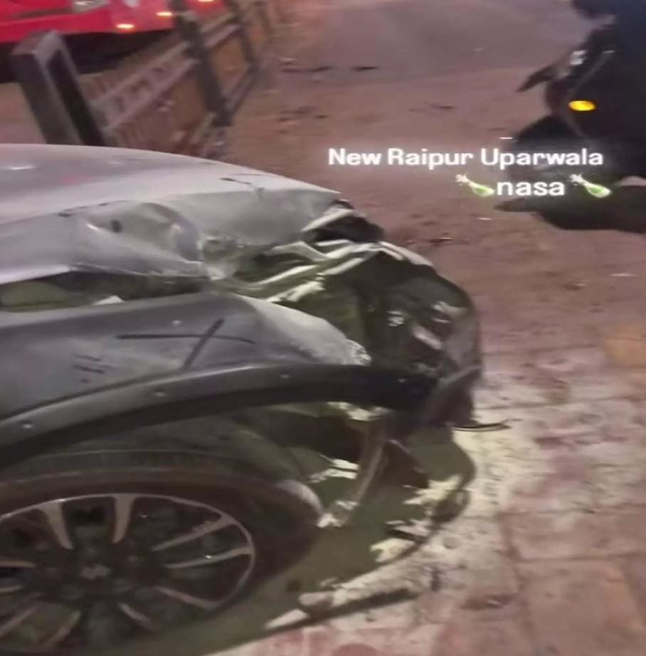 नया Raipur में तेज रफ्तार कार दुर्घटनाग्रस्त, स्ट्रीट लाइट पोल से टकराई — बाल-बाल बचे सवार
