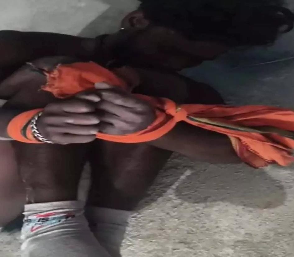 Balrampur: डीजल चोरी के शक में पोकलेन चालक को बनाया बंधक, बेरहमी से पिटाई का वीडियो वायरल