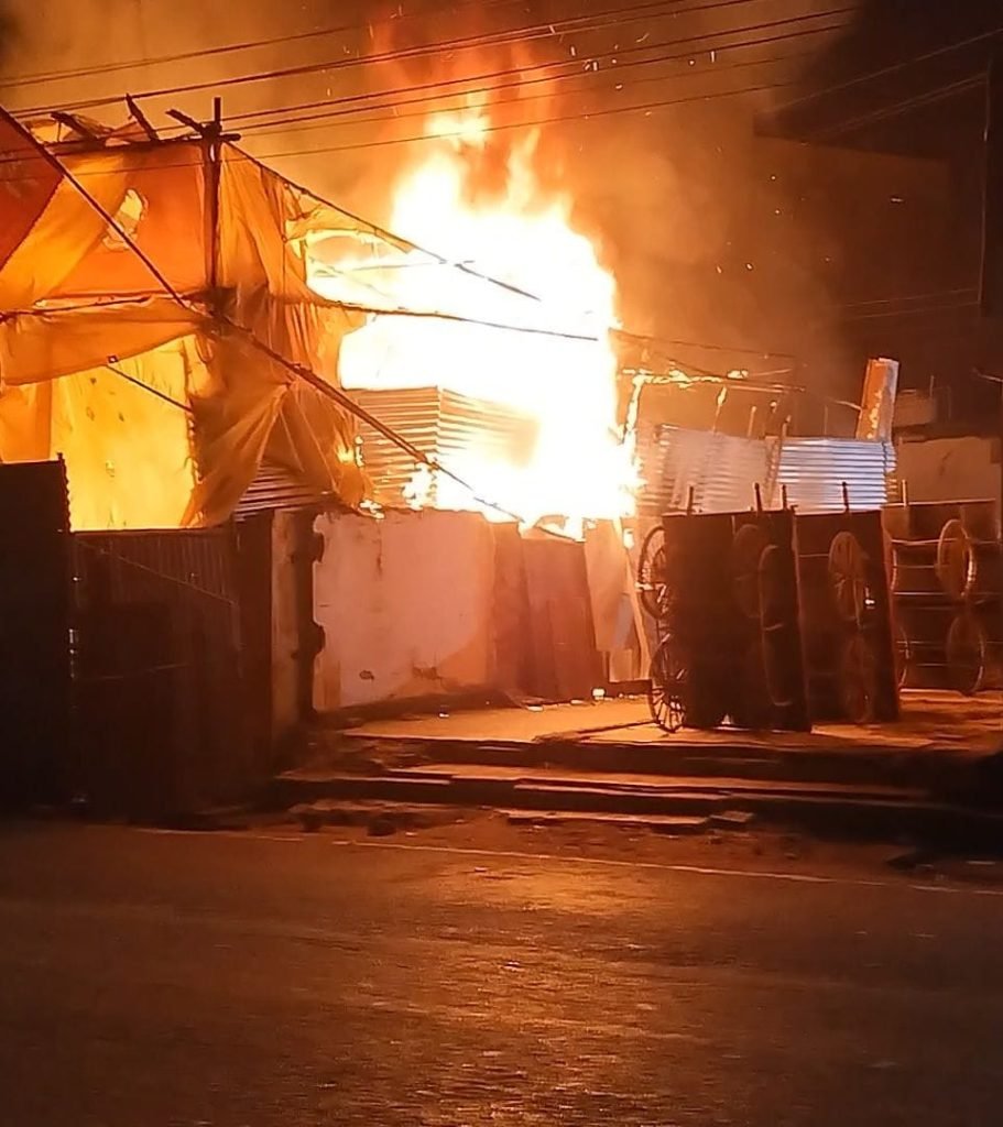 Bilaspur :  फल गोदाम में लगी भीषण आग, लाखों का हुआ नुकसान