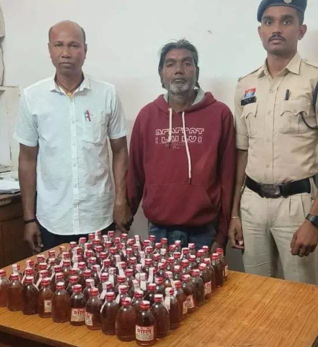 Raipur: घर में अवैध शराब बिक्री का भंडाफोड़