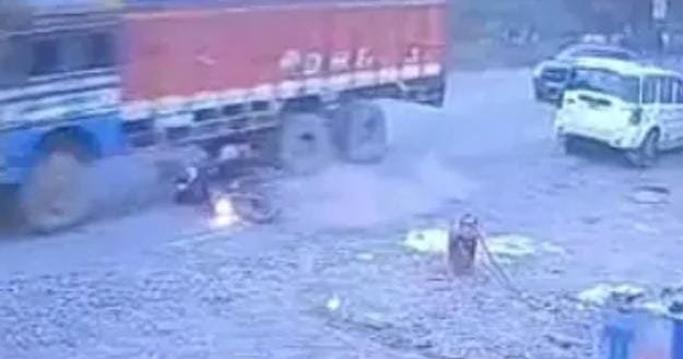 Jajnjgir Champa: तेज रफ्तार ट्रक की टक्कर से युवक की मौत, परिजनों ने किया चक्का जाम