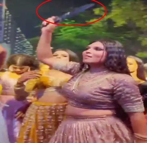 सोशल मीडिया पर धारदार हथियार लहराते ट्रांसजेंडर का वीडियो वायरल, Raipur पुलिस सतर्क