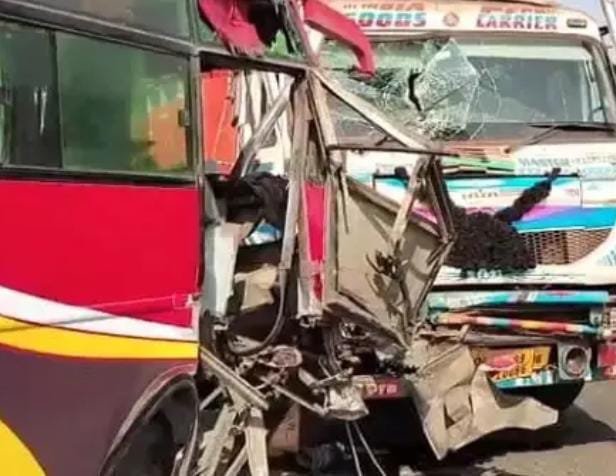 Raigarh में बड़ा सड़क हादसा,बस और ट्रक की आमने-सामने टक्कर, ड्राइवर सहित 12 यात्री घायल