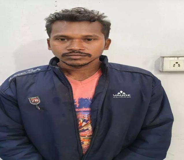 Raigarh पुलिस की बड़ी कार्रवाई, ग्राम कछार में दबिश,25 लीटर कच्ची महुआ शराब बरामद, आरोपी गिरफ्तार