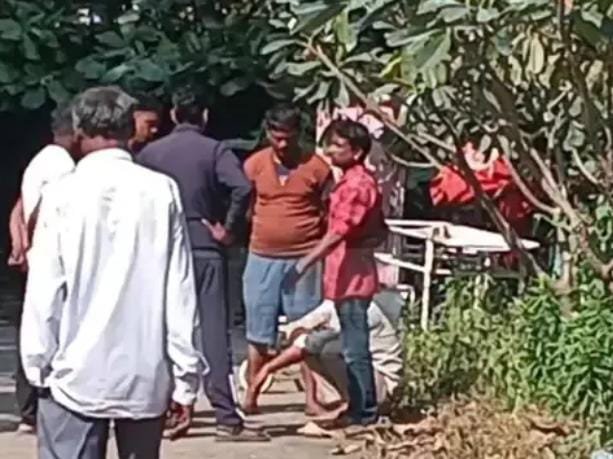 तेज रफ्तार पिकअप पलटी, एक मजदूर की मौत – चार गंभीर घायल