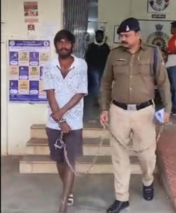 Durg: सड़क के बीचों-बीच हथियार लहराकर लोगों को डराने वाला युवक गिरफ्तार