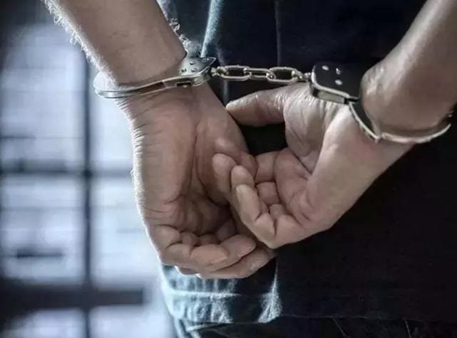 Dhamtari में पुलिस की बड़ी कार्रवाई: सार्वजनिक स्थान पर गांजा पीते युवक को रंगे हाथ पकड़ा