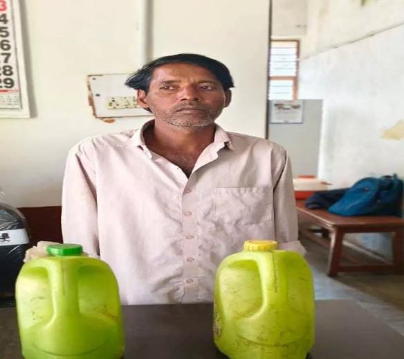 कोनी पुलिस की बड़ी कार्रवाई: 10 लीटर कच्ची महुआ शराब जब्त, आरोपी गिरफ्तार