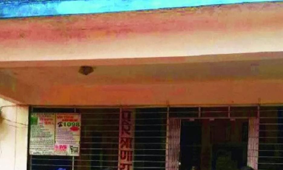 Bilaspur: आंगनबाड़ी कार्यकर्ता ने 4 साल के बच्चे को बनाया बंधक — मारपीट व प्रताड़ना के आरोप में गिरफ्तार