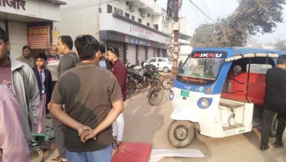 Dhamtari: नशे में धुत ई-रिक्शा चालक ने पलटी रिक्शा, पांच स्कूली बच्चे घायल