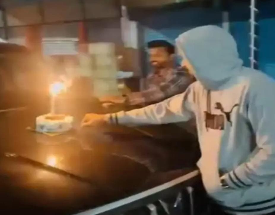 हाईवे पर जन्मदिन का जश्न: कार की बोनट पर काटा केक, सड़क पर फोड़ें पटाखे