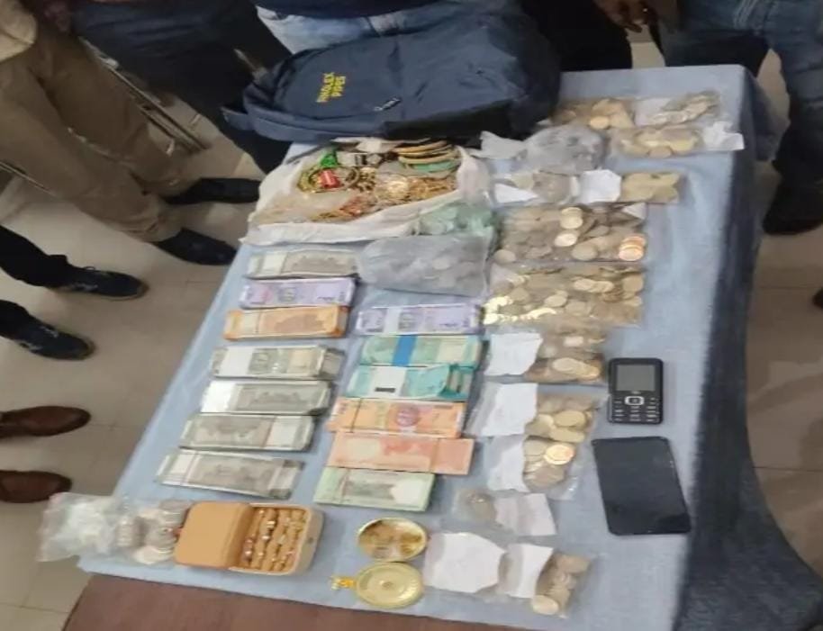अकलतरा चोरी कांड का खुलासा: चार आरोपियों की गिरफ्तारी, नकदी व सोने-चांदी के सिक्के बरामद