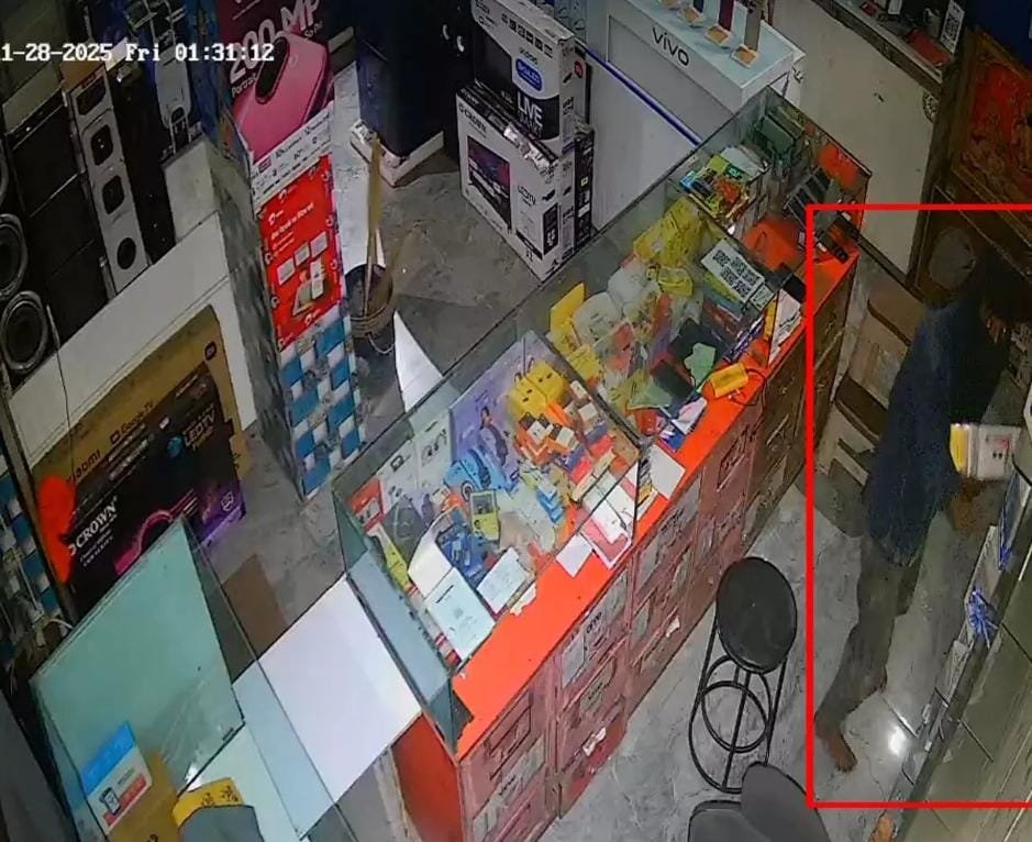 Raipur: गृहमंत्री की सुरक्षा के बीच मोबाइल दुकान में सेंधमारी, 12–15 लाख का माल पार