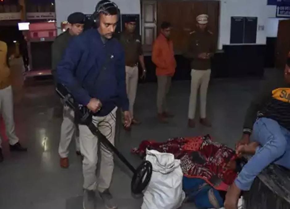 Durg: अपराध पर नकेल कसने दुर्ग पुलिस की बड़ी कार्रवाई, आउटर व स्लम इलाकों में छापेमारी, 500 से अधिक लोगों की जांच