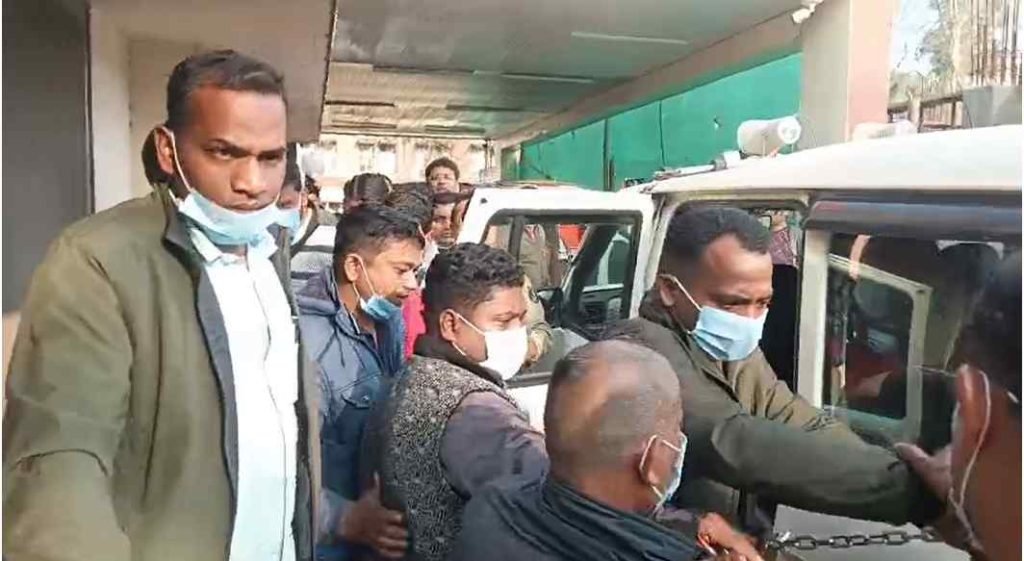 कोरबा डकैती कांड में 19 आरोपियों की गिरफ्तारी: परिजनों ने पुलिस पर लगाए रिश्वतखोरी का आरोप, जमकर मचाया बवाल