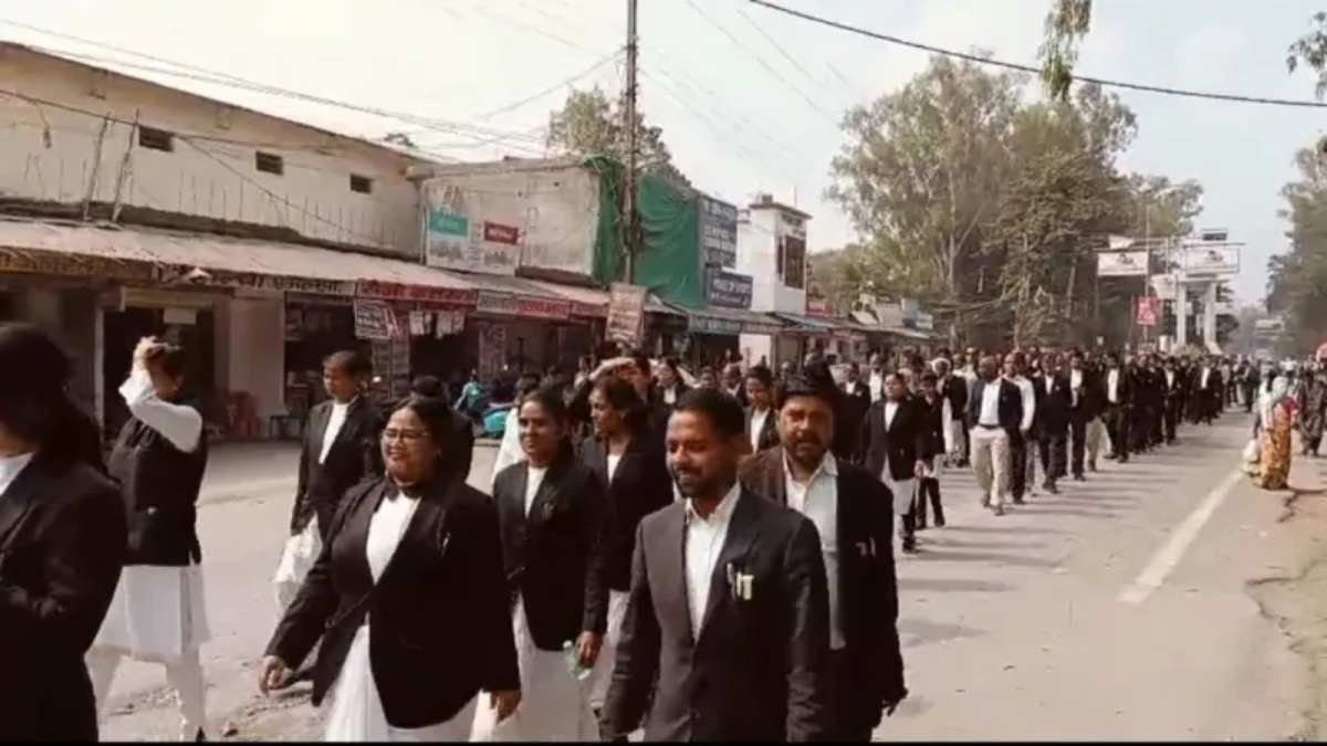 Ambikapur: अधिवक्ताओं का अनिश्चितकालीन कार्य बहिष्कार हड़ताल शुरू