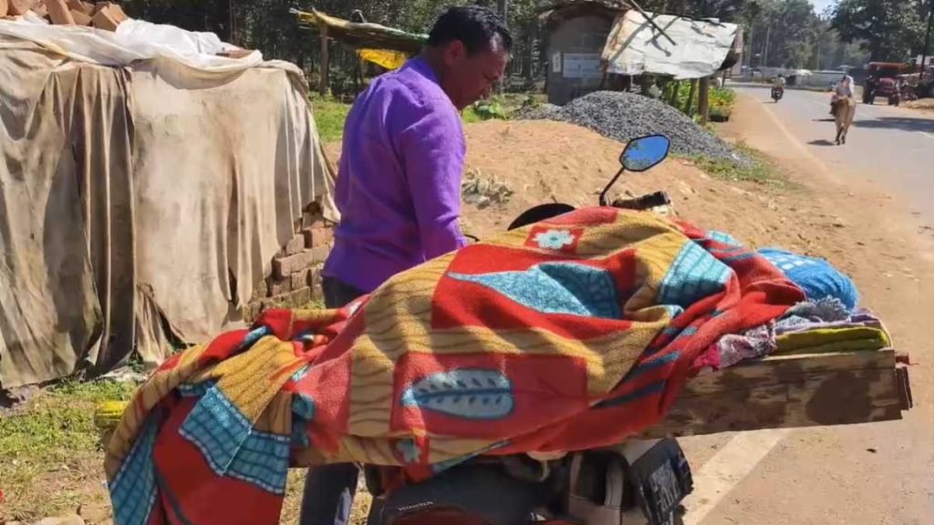 Kawrdha:  इलाज के लिए नहीं है पैसे, कैंसर पीड़ित पत्नी को बाइक पर लेकर भटक रहा पति…