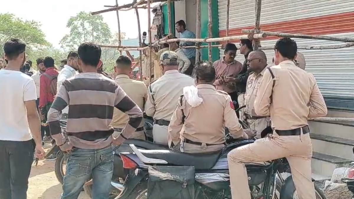 प्रीमियम शराब दुकान का जोरदार विरोध, भीड़ के दबाव में प्रशासन ने संचालन पर लगाई रोक