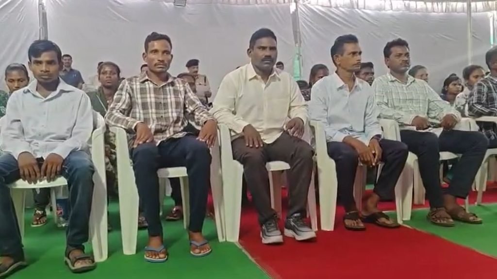 तेलंगाना में सबसे बड़ा नक्सली सरेंडर: हिड़मा के करीबी एर्रा समेत 37 माओवादी हुए आत्मसमर्पण, 1.40 करोड़ का इनामी नेटवर्क ढहा