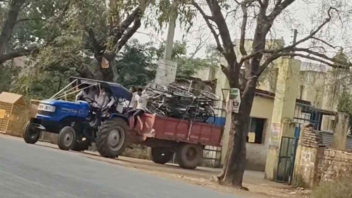 सरकारी साइकिलें लदे ट्रैक्टर को बच्चों से चलवाया, प्राचार्य की भारी लापरवाही पर भड़के पालक 