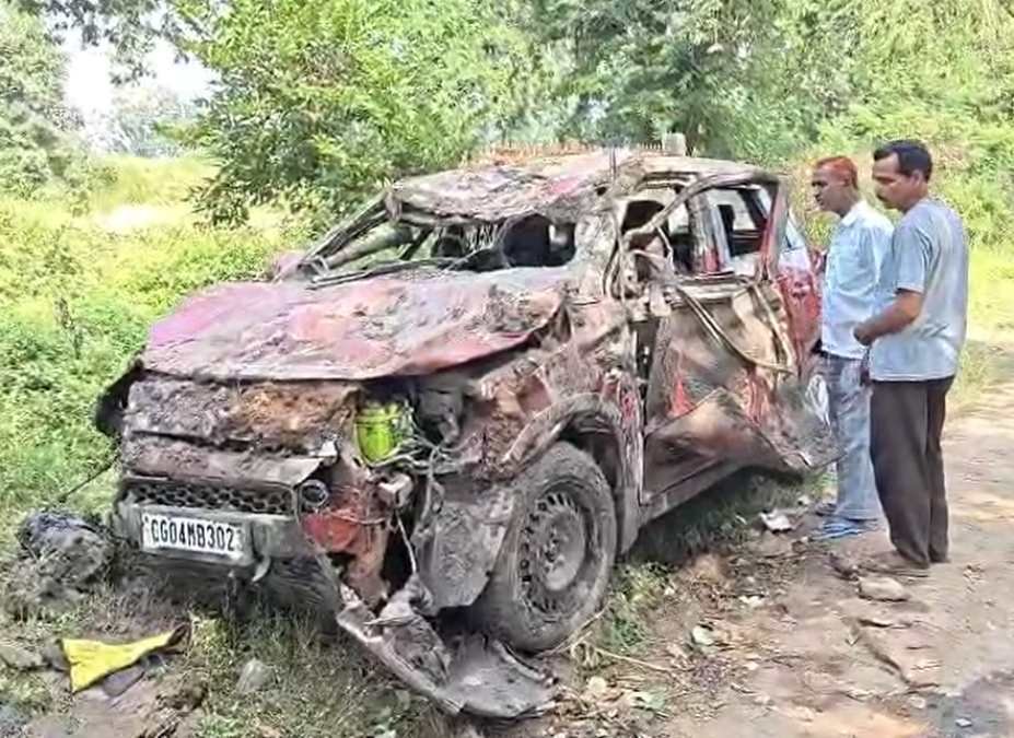 भीषण सड़क हादसा: दलदल भरे तालाब में गिरी कार,  से सहायक नेत्र अधिकारी डॉ की मौके  मौत