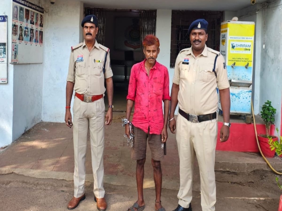 Durg : 60 साल का बुजुर्ग गांजा बेचने खोज रहा था ग्राहक , गिरफ्तार