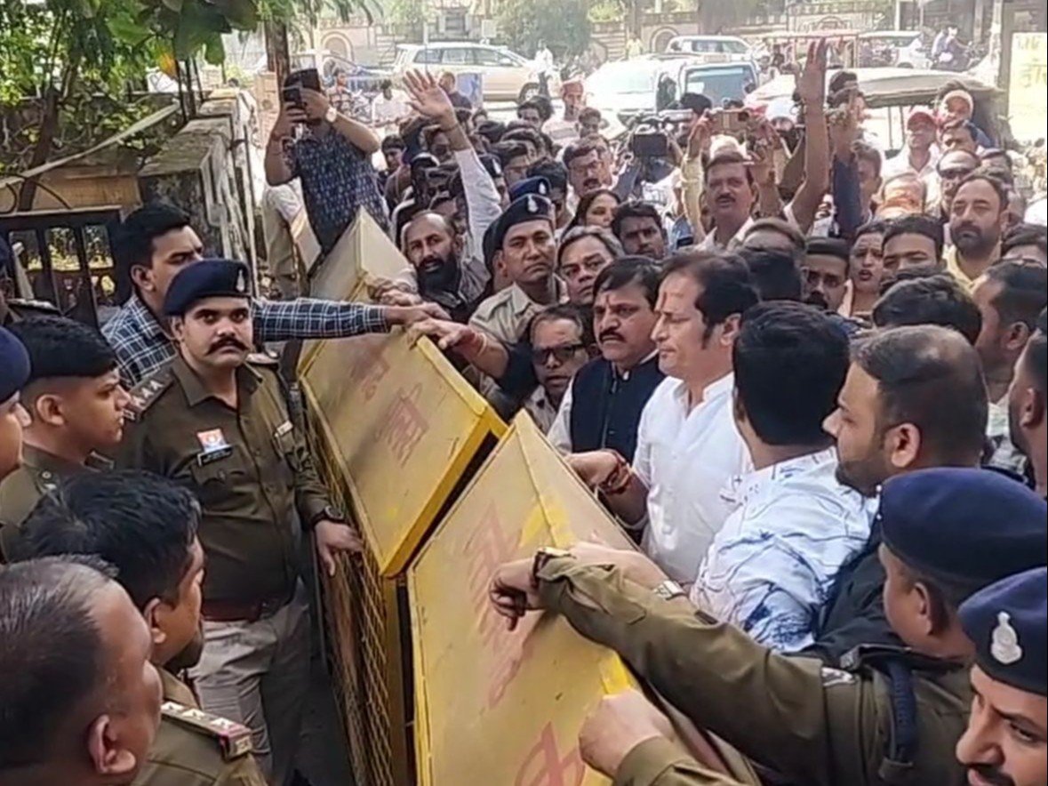 Raipur NIT चौपाटी विवाद: कांग्रेसियों का थाने पर घेराव