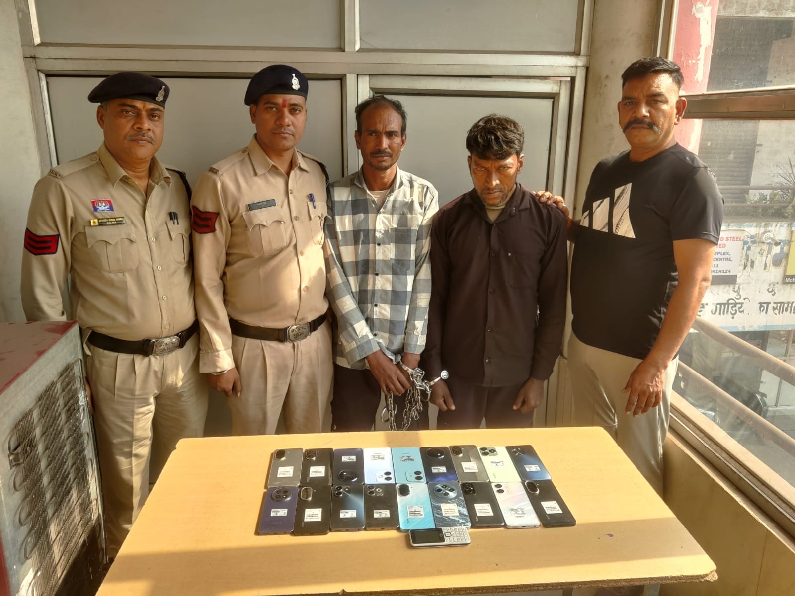 Raipur : लाखों के मोबाइल चोरी कांड का खुलासा, दो अंतर्राज्यीय आरोपी गिरफ्तार