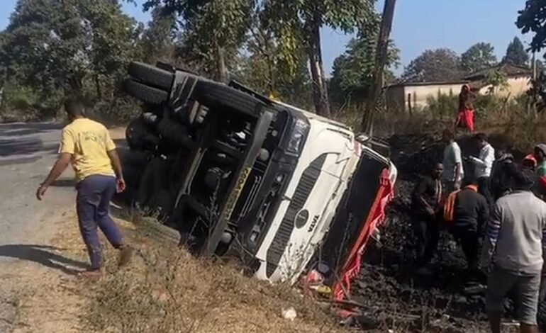 बिलासपुर सड़क पर कोयले से लदा ट्रेलर पलटा, बड़ा हादसा टला