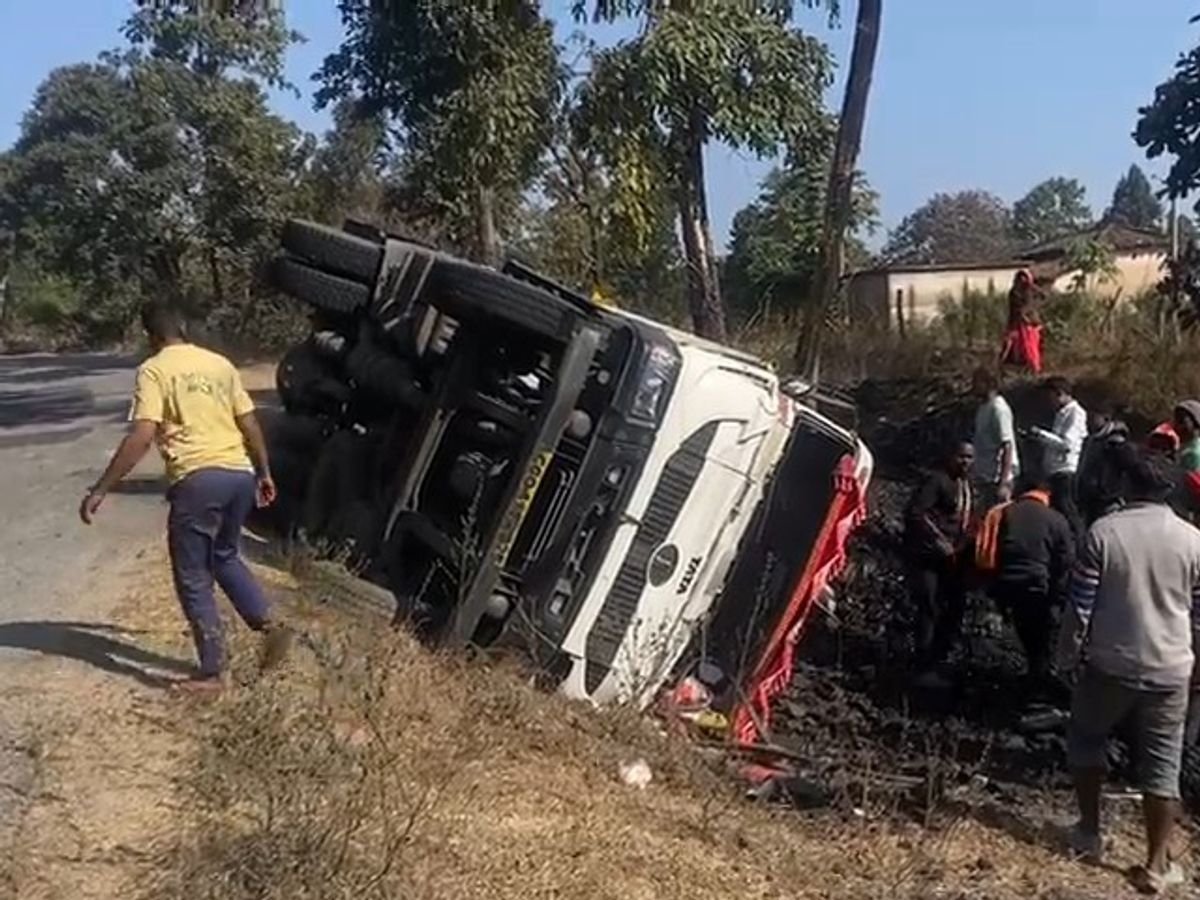 बिलासपुर सड़क पर कोयले से लदा ट्रेलर पलटा, बड़ा हादसा टला