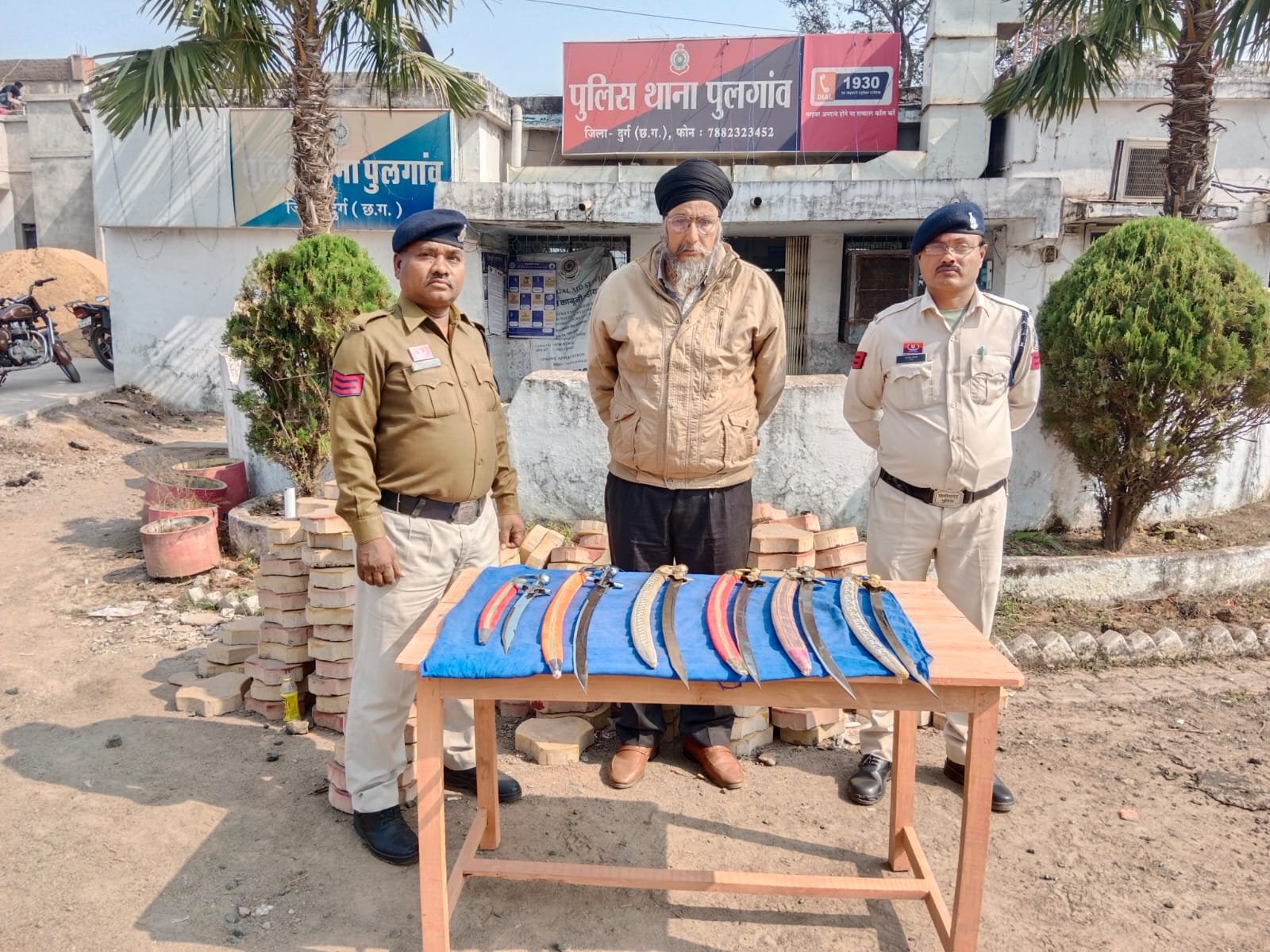 Durg : पुलगांव में 6 तलवारों के साथ आरोपी गिरफ्तार