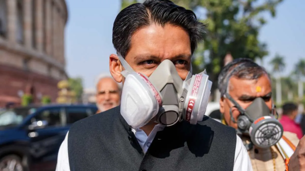 संसद के तीसरे दिन हाई वोल्टेज ड्रामा: ऑक्सीजन मास्क लगाकर पहुंचे दीपेंद्र हुड्डा, प्रदूषण पर सरकार को घेरा