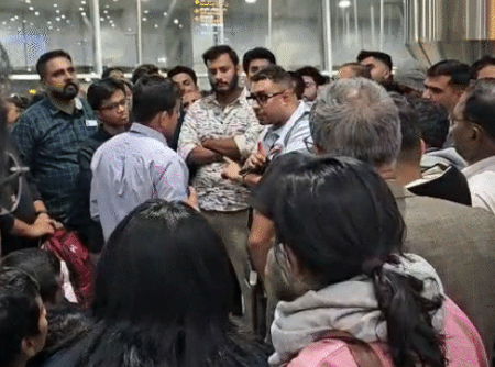 Raipur एयरपोर्ट पर इंडिगो फ्लाइट्स को लेकर हंगामा