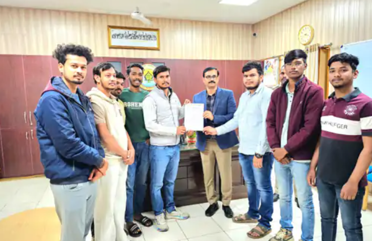 Raipur : पं. दीनदयाल उपाध्याय विद्यालय में परीक्षा समय परिवर्तन की मांग