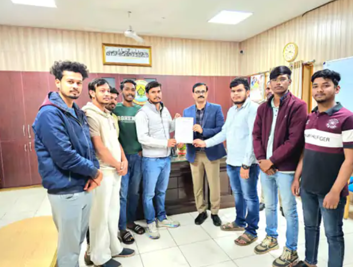 Raipur : पं. दीनदयाल उपाध्याय विद्यालय में परीक्षा समय परिवर्तन की मांग