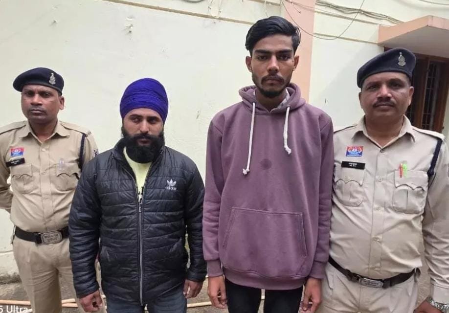 Dhamtari में नशा उन्मूलन अभियान की बड़ी सफलता, दो युवक हेरोइन बेचते रंगे हाथों गिरफ्तार, पुलिस ने किया माल जब्त