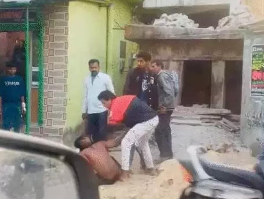 Korba: बुजुर्ग महिला से बदसलूकी करने वाला युवक आधे घंटे तक रहा हंगामा करता, परिजनों ने की पिटाई; वीडियो वायरल होने के बाद गिरफ्तार