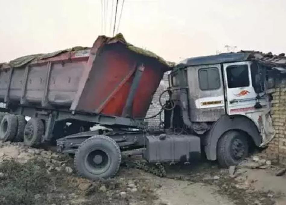 Raigarh: तेज रफ्तार ट्रेलर घर में घुसा, दो लोगों की बाल-बाल जान बची