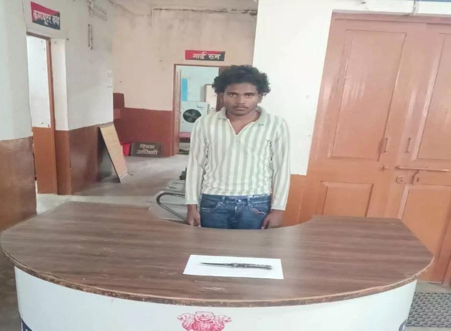 घुटकु तालाब के पास राहगीरों को चाकू लहराकर धमकाने वाला युवक गिरफ्तार: कोनी पुलिस की त्वरित कार्रवाई