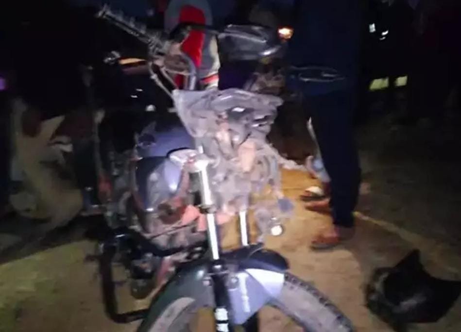 गागरा पुल के पास सड़क हादसा: हेडमास्टर हेमंत नेताम की मौत, तीन लोग घायल