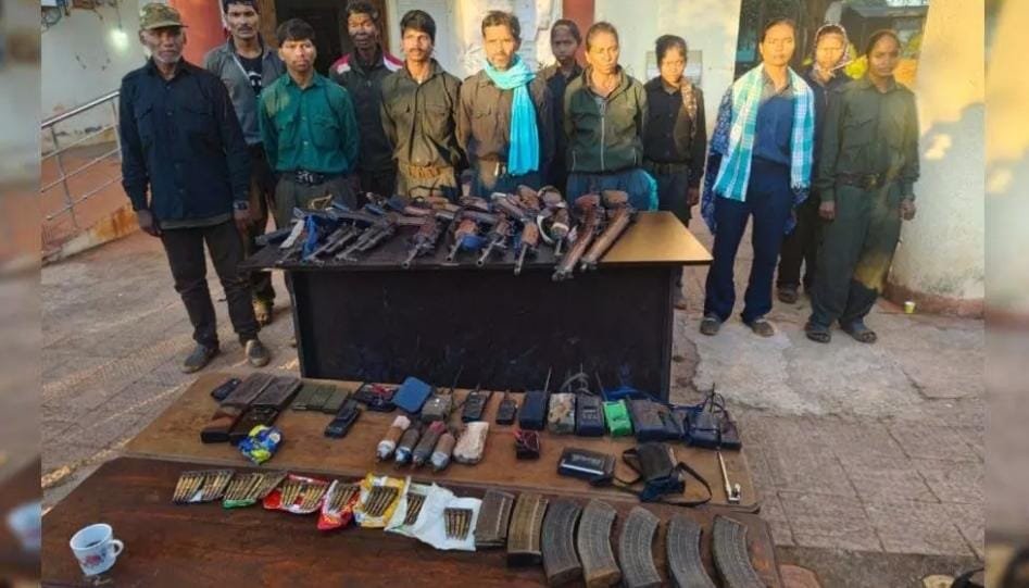 खैरागढ़: नक्सल मोर्चे पर बड़ी सफलता — शीर्ष माओवादी नेता रामधेर मज्जी ने 11 साथियों संग किया समर्पण